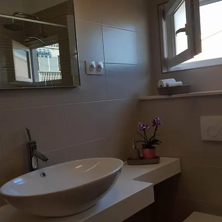 Iva بيت ضيافة باكوشتاني